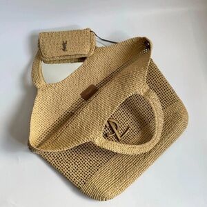Gorgeous Tan Woven Raffia Tote Bag w/ Matching Pouch. Perfect beach vacay bag!